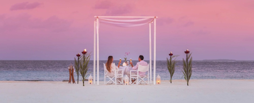 Malediwy oferta, romantyczna kolacja na Sandbanku